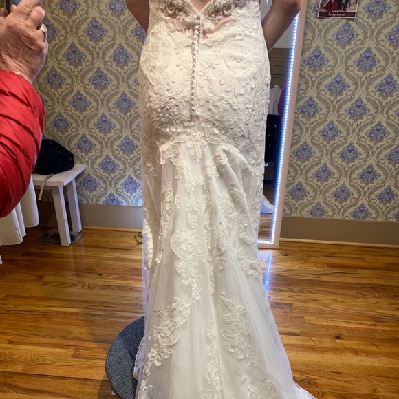 Ivory lace wedding dress, sheath silhouette - Picture 8 of 8